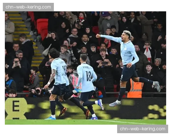 英格兰本怀特回归首秀矛盾表现 攻防两端稳定性需提升